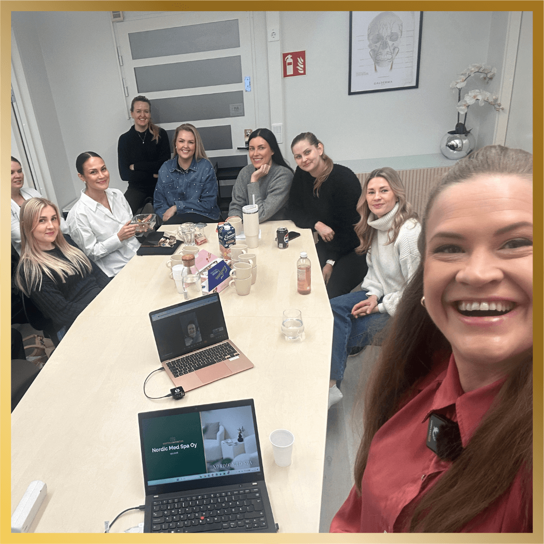 Emilia Ilomäki kouluttamassa Nordic Med Span henkilökuntaa